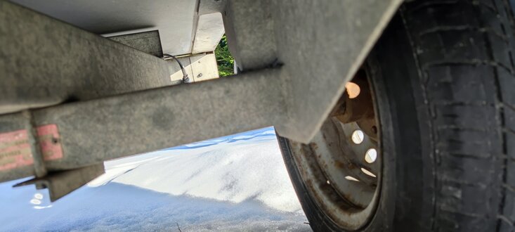 Wartung eines Anhängers: Licht- und Reifencheck