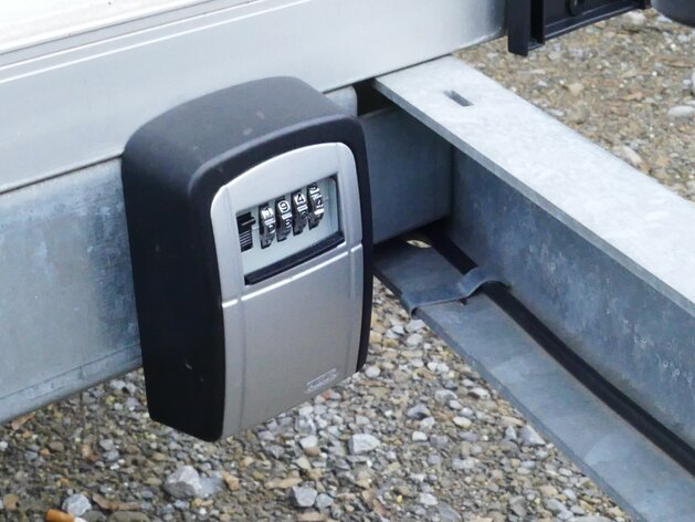 Schlüsselübergabe für Anhängervermietung